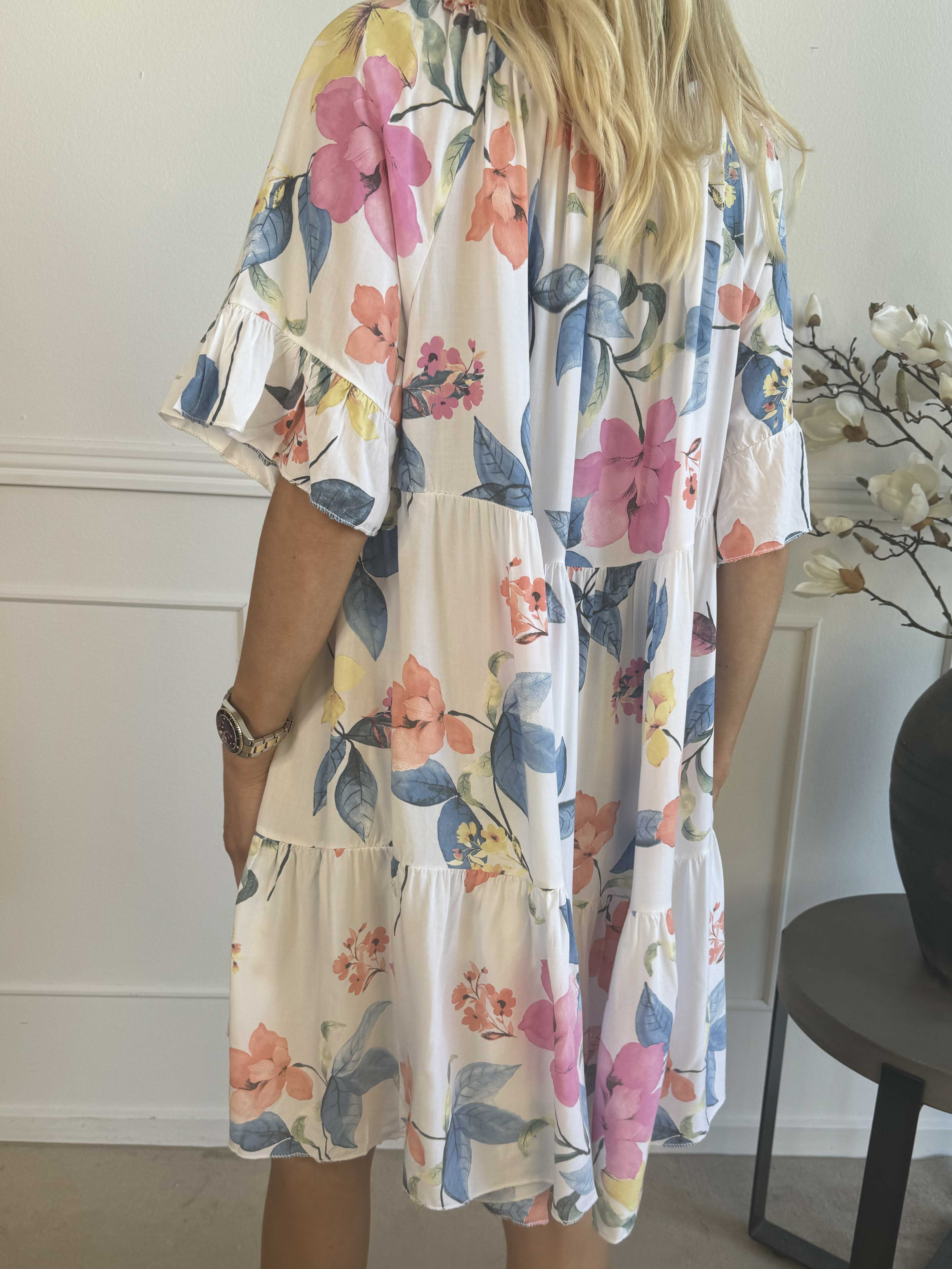 Malibu - Blommig klänning i bomull med elastisk halsringning